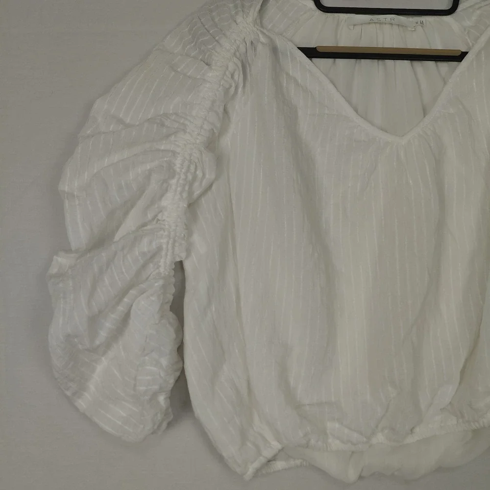 ASTR The Label Sz XS White Blouse Ruched Puff Sleeve Womens Renaissance Cropped